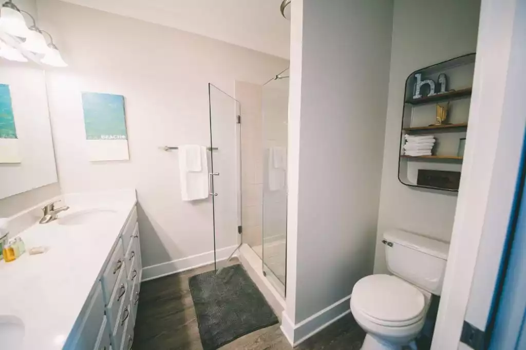 First floor master en-suite bath